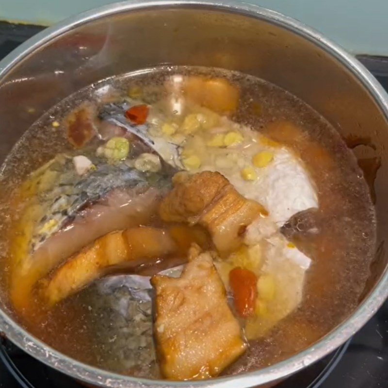 Nước màu đường đang được đun để chuẩn bị cho món cá trắm kho riềng thịt ba chỉ