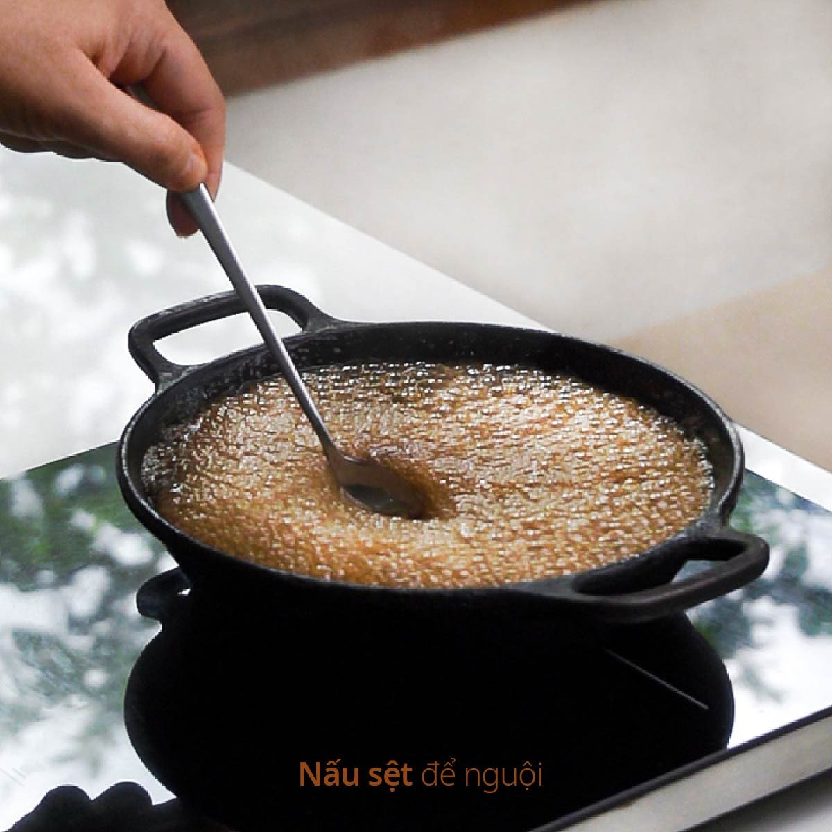 Nước mía đang sôi trên bếp, bốc hơi và cô đặc dần thành mật mía