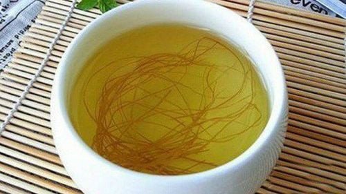 Nước râu ngô khô với màu vàng tự nhiên, sẵn sàng để thưởng thức