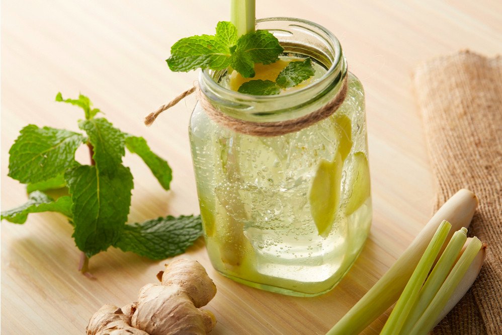 Nước sả gừng ấm nóng, tốt cho sức khỏe