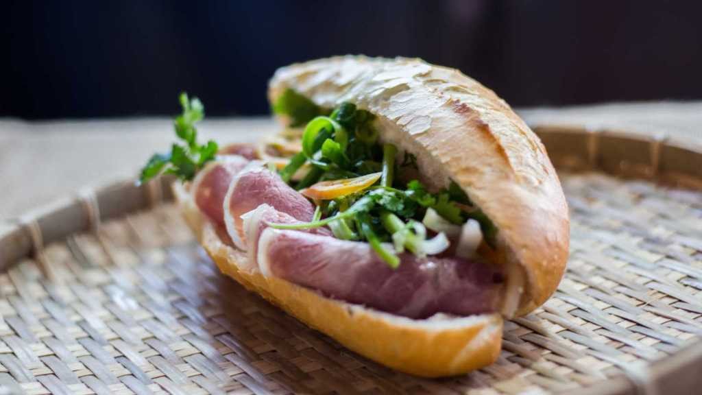 Nước sốt bánh mì thịt đỏ tươi, sánh mịn, thơm lừng chuẩn vị