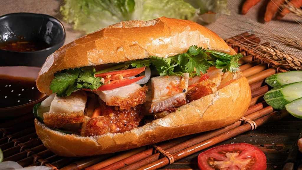 Nước sốt đậm đà, óng mượt dành cho bánh mì heo quay giòn bì