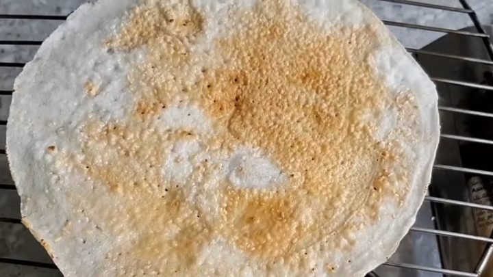Nướng bánh đa trên bếp than hồng