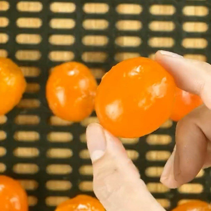 Nướng trứng muối cho món bánh bông lan