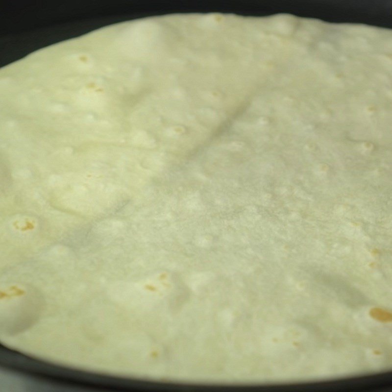 Nướng vỏ bánh tortilla trên chảo chống dính cho đến khi vàng đều