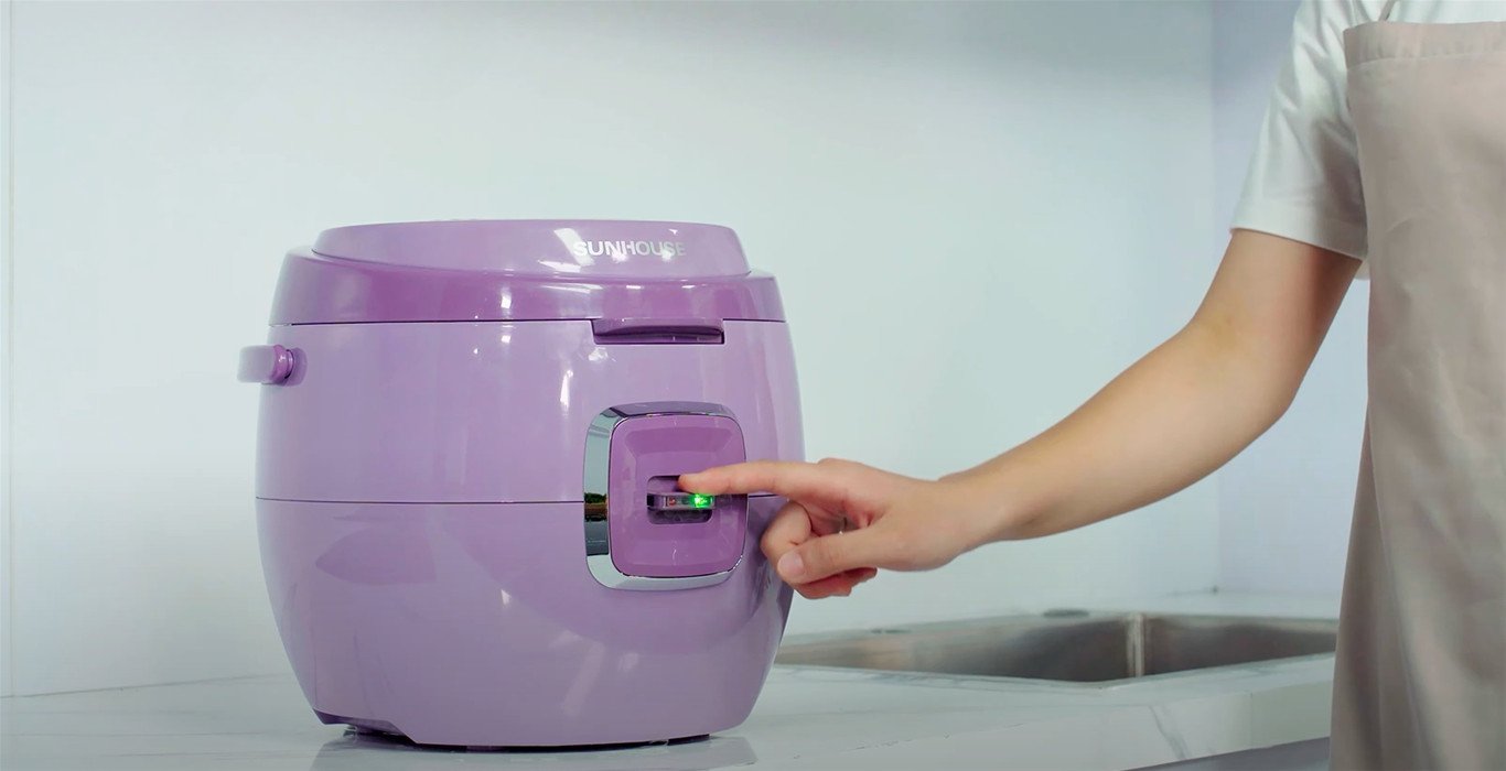 Nút điều khiển nồi cơm điện cơ khi nấu cơm gà