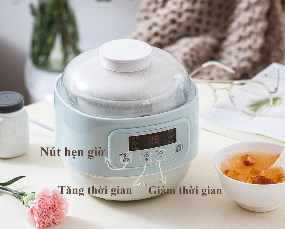 Nút "Hẹn giờ" hoặc "Preset" trên bảng điều khiển nồi nấu chậm Bear để thiết lập thời gian.