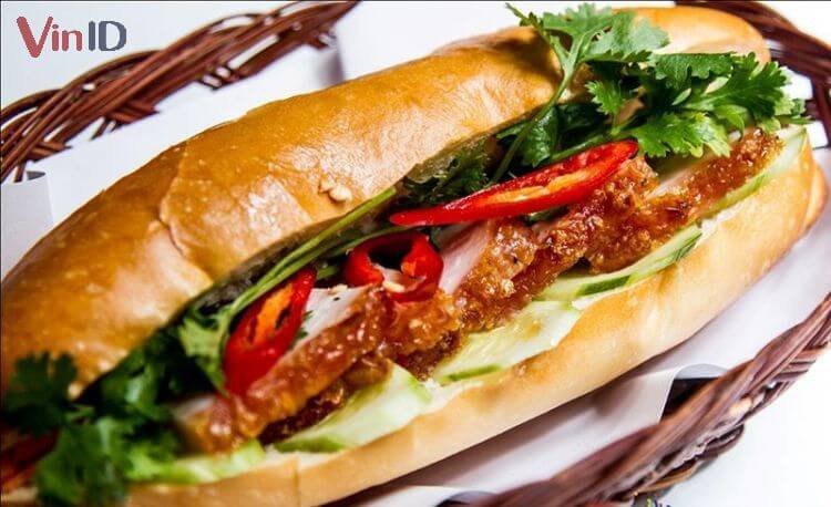Ổ bánh mì chay "heo quay" hấp dẫn, giòn rụm với đầy đủ rau củ
