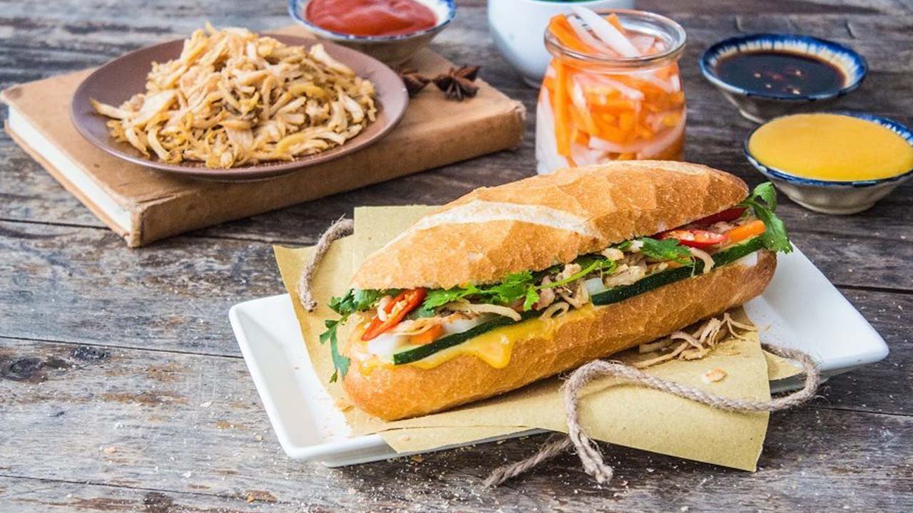 Ổ bánh mì kẹp thịt truyền thống Việt Nam.