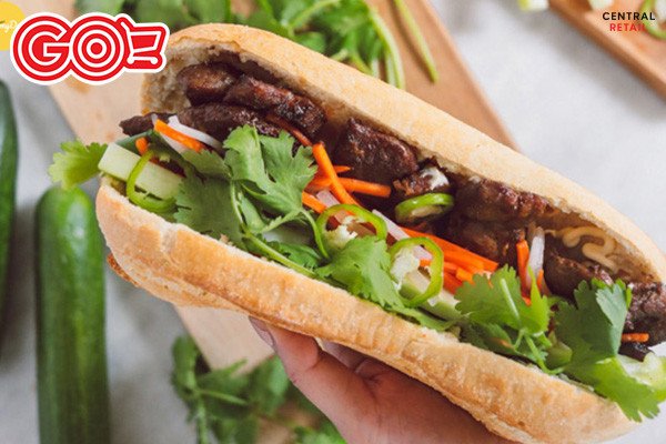 Ổ bánh mì thịt nướng thơm ngon, đầy đặn với rau xanh và nước sốt