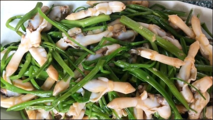 Ốc móng tay tươi sống trong rổ chờ sơ chế