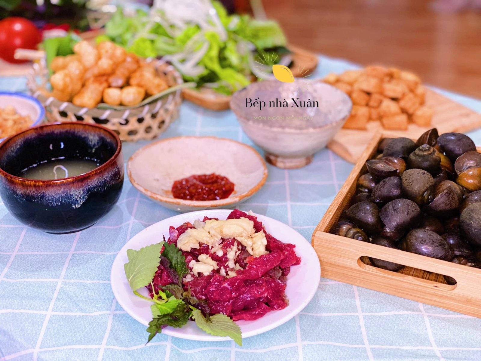 ốc nhồi tươi sống, cà chua, đậu phụ và các loại rau ăn kèm chuẩn bị chế biến bún ốc Hà Nội