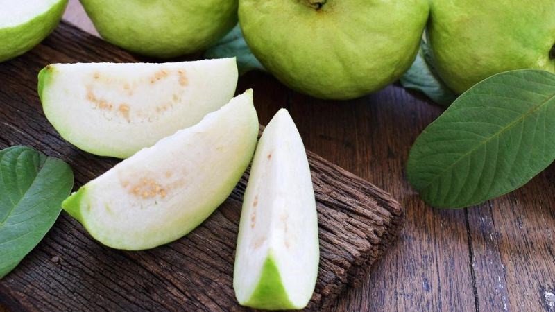 Ổi cắt lát hiển thị phần thịt và hạt, tượng trưng cho giá trị dinh dưỡng phong phú.