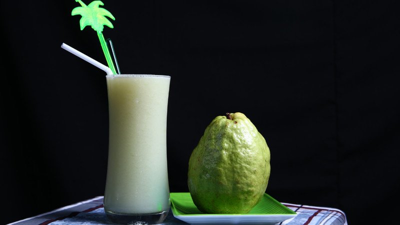Ổi và táo tươi, nguyên liệu dồi dào vitamin C cho nước ép táo ổi