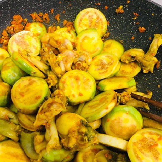 Om ếch cùng cà dừa và đậu phụ trong nồi.