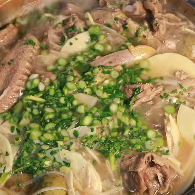 Om thịt vịt với măng và sấu trong nồi lớn