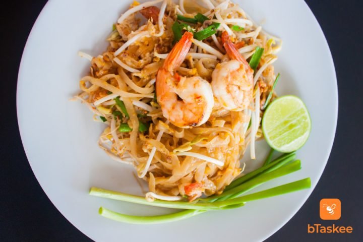 Pad Thái ít calo với tôm và rau củ tươi ngon, phù hợp chế độ ăn lành mạnh