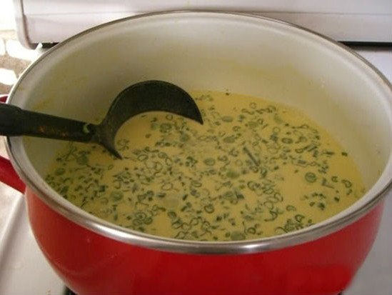 Pha bột bánh xèo hương xưa chuẩn vị tại nhà