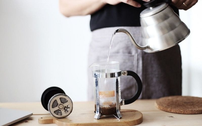 Pha bột ca cao bằng nước nóng ở 70-80 độ C để bột tan dễ dàng và có vị béo hơn