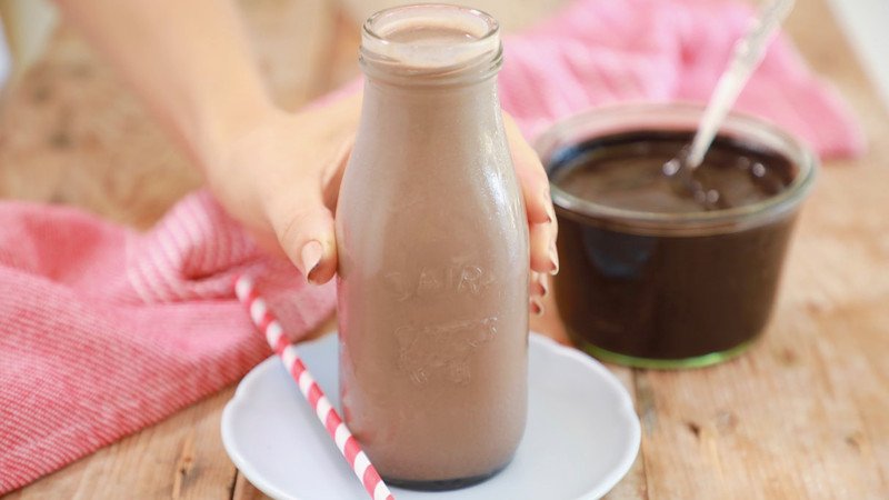 Pha bột cacao nguyên chất với sữa đậu nành không đường để giảm calo