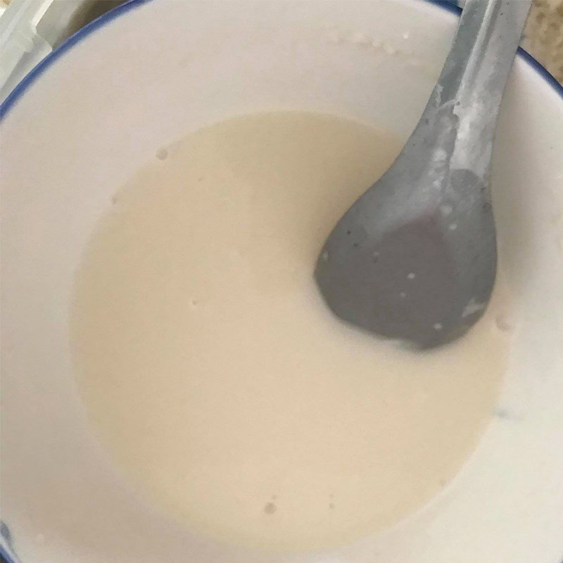 pha bột chiên giòn cho bánh sữa chiên