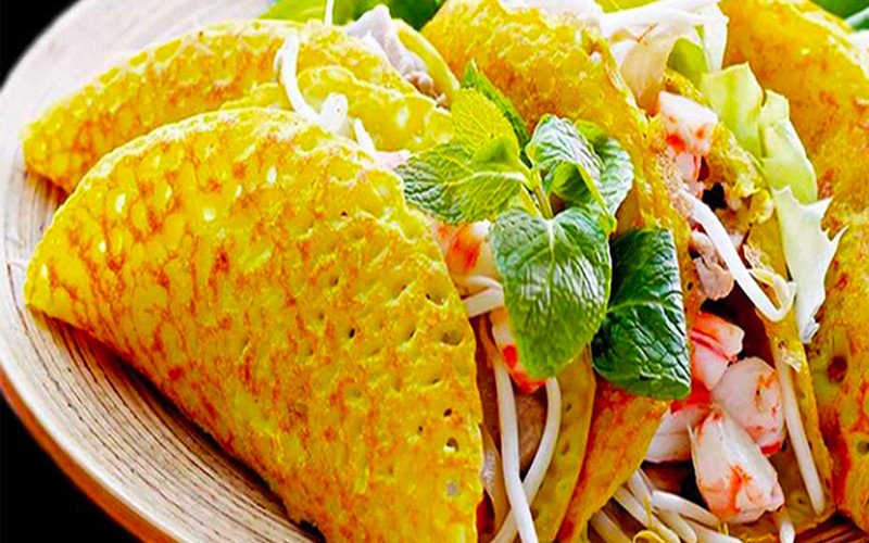 Pha bột đổ bánh xèo miền Trung đơn giản mà giòn rụm với tỉ lệ bột gạo, bột nghệ, muối và bia.