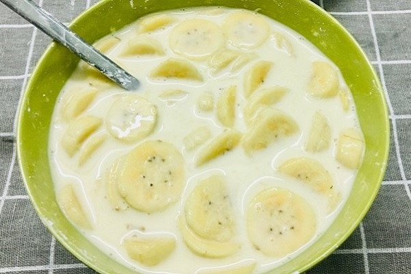 Pha bột làm bánh chuối hấp