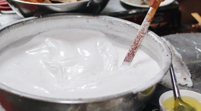 Pha bột làm bánh cuốn từ bột gạo theo đúng tỷ lệ