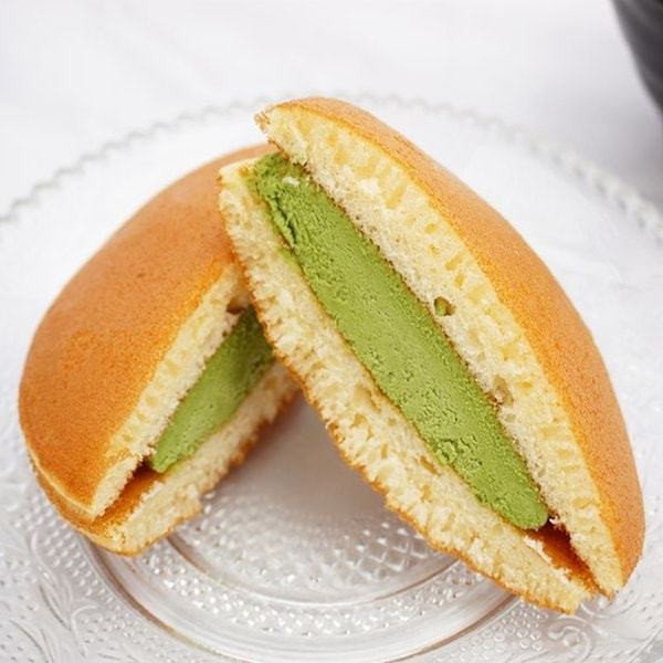 Pha bột matcha để làm nhân trà xanh cho bánh rán Doremon