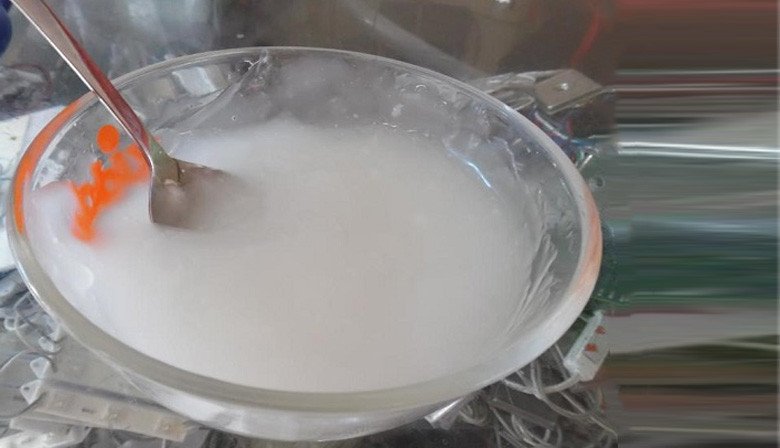 Pha bột sắn dây để nấu chè