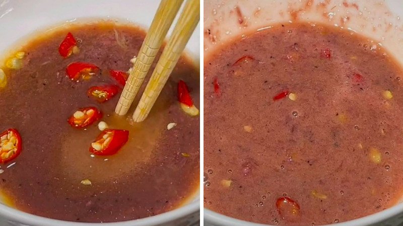 Pha chế nước chấm mắm tôm đậm đà với đường, ớt, tắc và dầu nóng