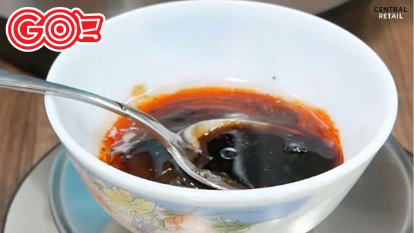 Pha chế nước sốt BBQ để phết lên sườn nướng