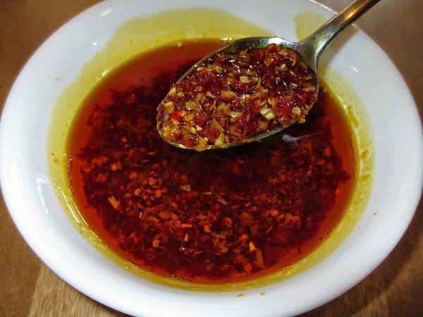 Pha chế nước sốt chua ngọt đậm đà cho món bánh đa trộn
