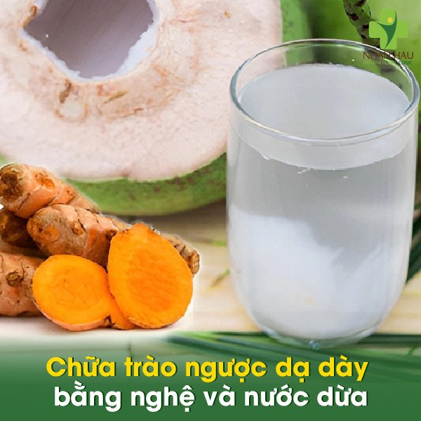 Pha chế thức uống dừa tươi và nghệ giúp làm dịu dạ dày
