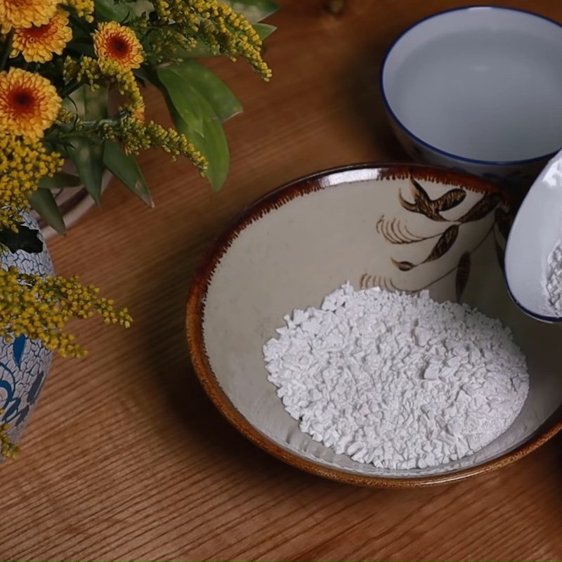 Pha hỗn hợp bột sắn dây và bột năng để tạo độ sánh cho chè hoa cau
