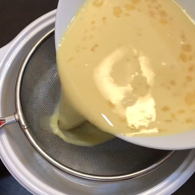 Pha hỗn hợp trứng sữa cho bánh flan
