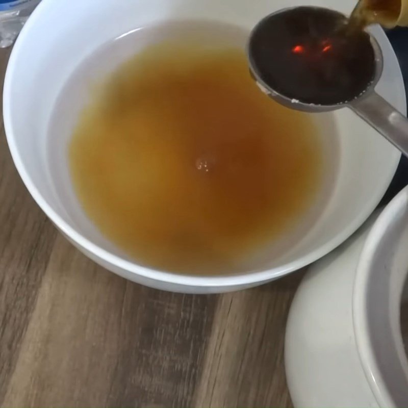 Pha nước chấm ăn kèm bánh tôm