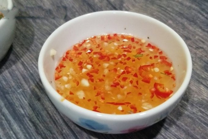 Pha nước chấm gỏi bắp chuối tôm thịt