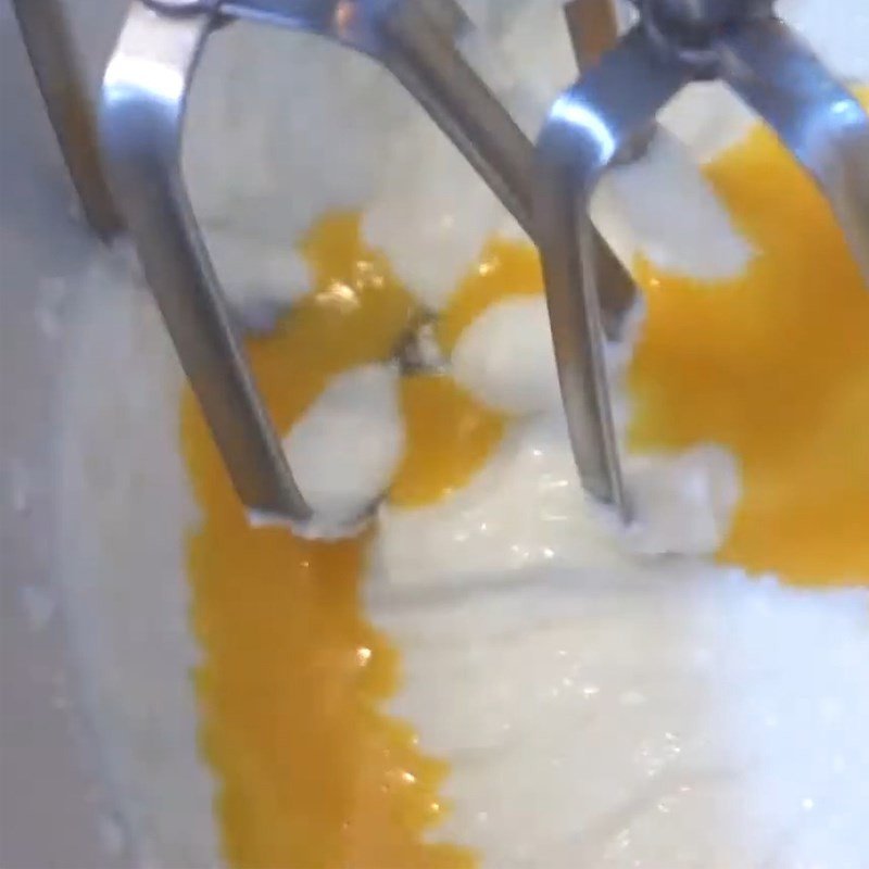 Pha nước cốt chanh dây với gelatin đã hòa tan, bước quan trọng tạo độ đông cho mousse