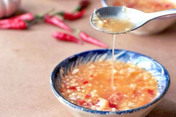 Pha nước mắm chấm thịt vịt xáo măng