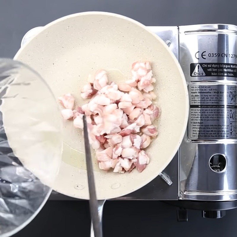 Pha nước mắm và rán thịt ba chỉ thành tóp mỡ