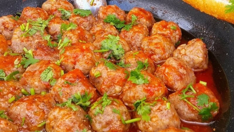 Pha nước sốt cà chua cho bánh mì xíu mại