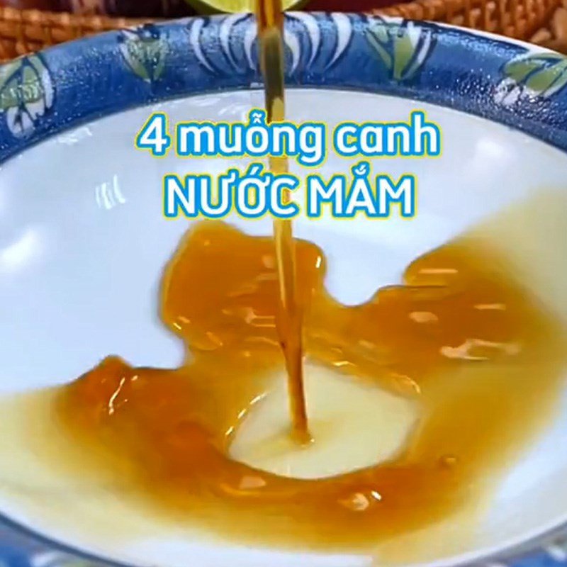 Pha nước sốt mắm đường tương ớt đậm đà cho món cá cơm khô rim, tạo hương vị cá khô ngon.