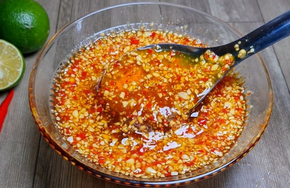 Pha nước trộn gỏi ngó sen tai heo tôm thịt chua ngọt