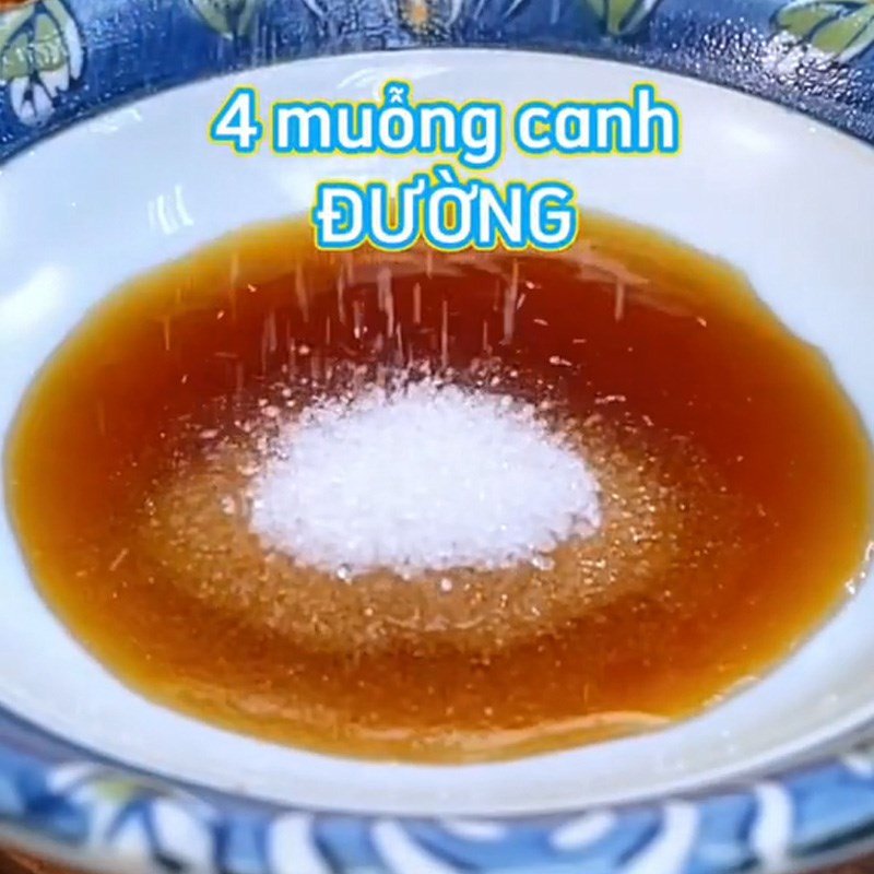 Pha trộn các gia vị gồm nước mắm, đường và tương ớt để làm nước sốt rim cá