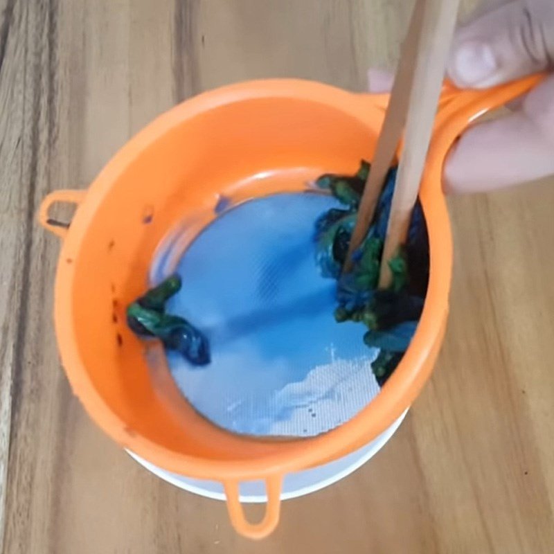 Pha trộn nước cốt dừa và nước hoa đậu biếc để tạo màu xanh tự nhiên cho xôi