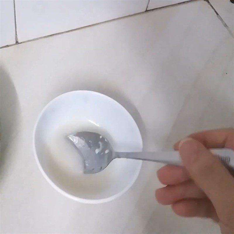 Pha trộn nước cốt dừa với đường và dầu ăn để tạo hỗn hợp béo thơm cho xôi dừa hạt sen.