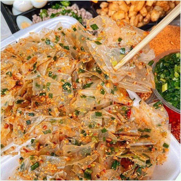 Phần bánh tráng trộn mỡ hành thơm ngon, sốt bánh tráng trộn độc đáo