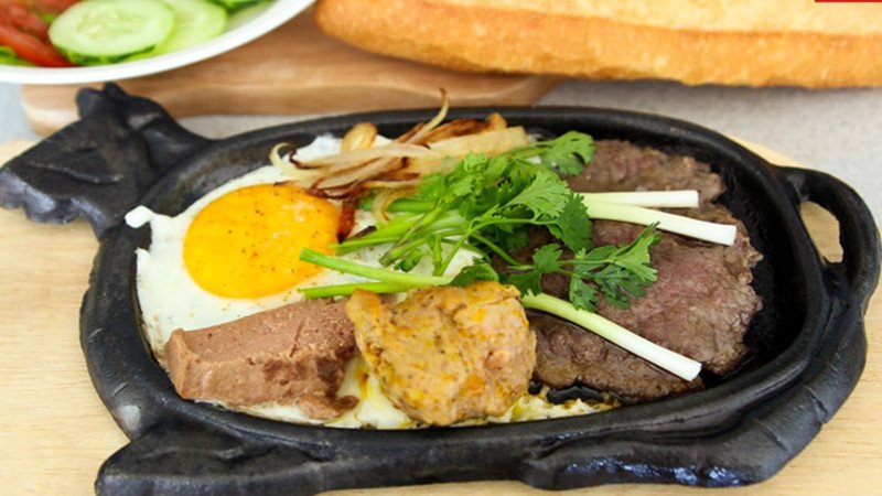 Phần beefsteak hấp dẫn được chế biến vừa độ, nhấn mạnh giá trị dinh dưỡng và calo