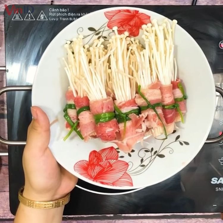 Phần bò cuộn nấm kim châm đẹp mắt
